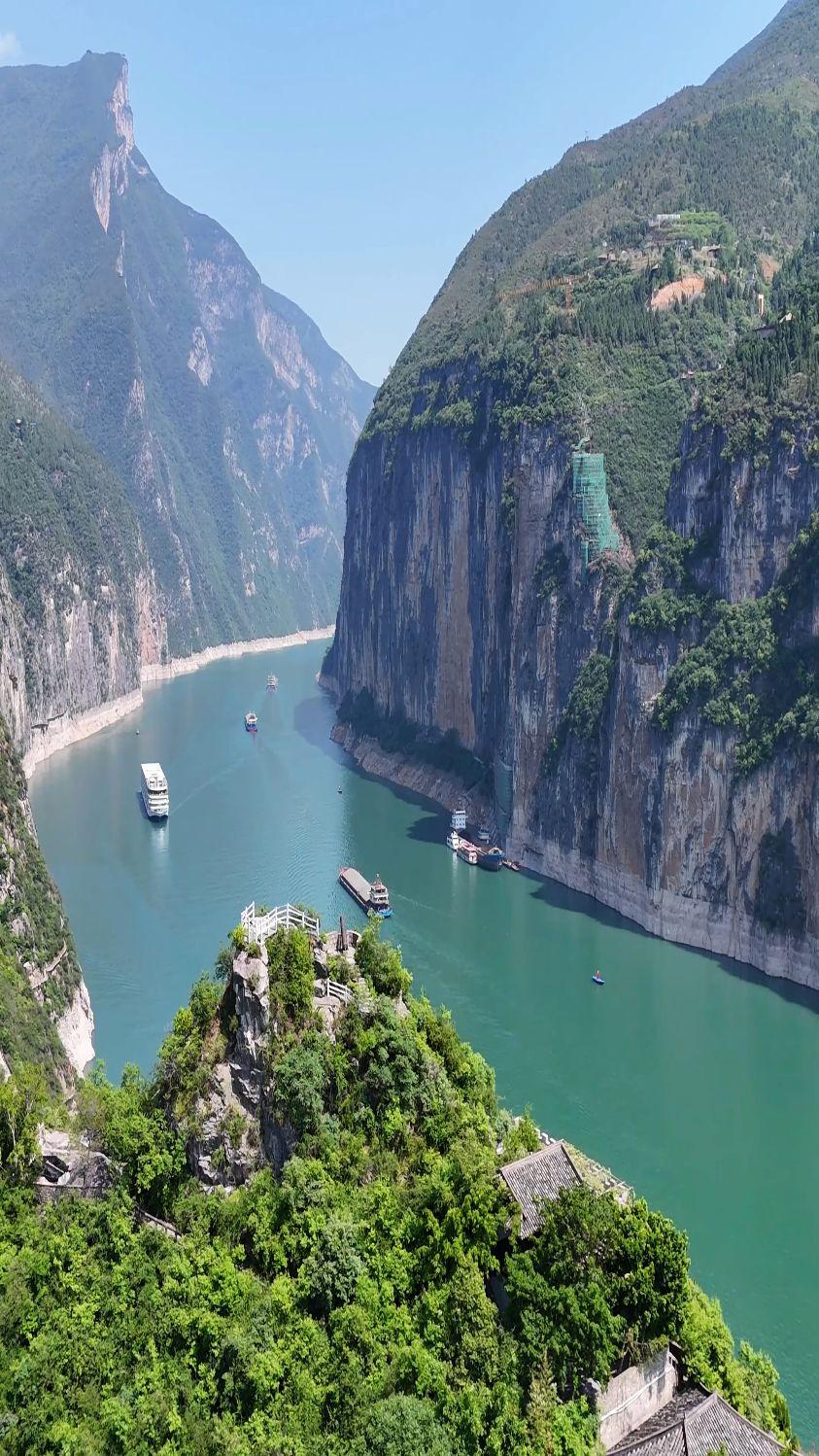 游轮游长江三峡，从重庆和宜昌上船都不错。
从重庆上船，能顺流而下。重庆本身就是个