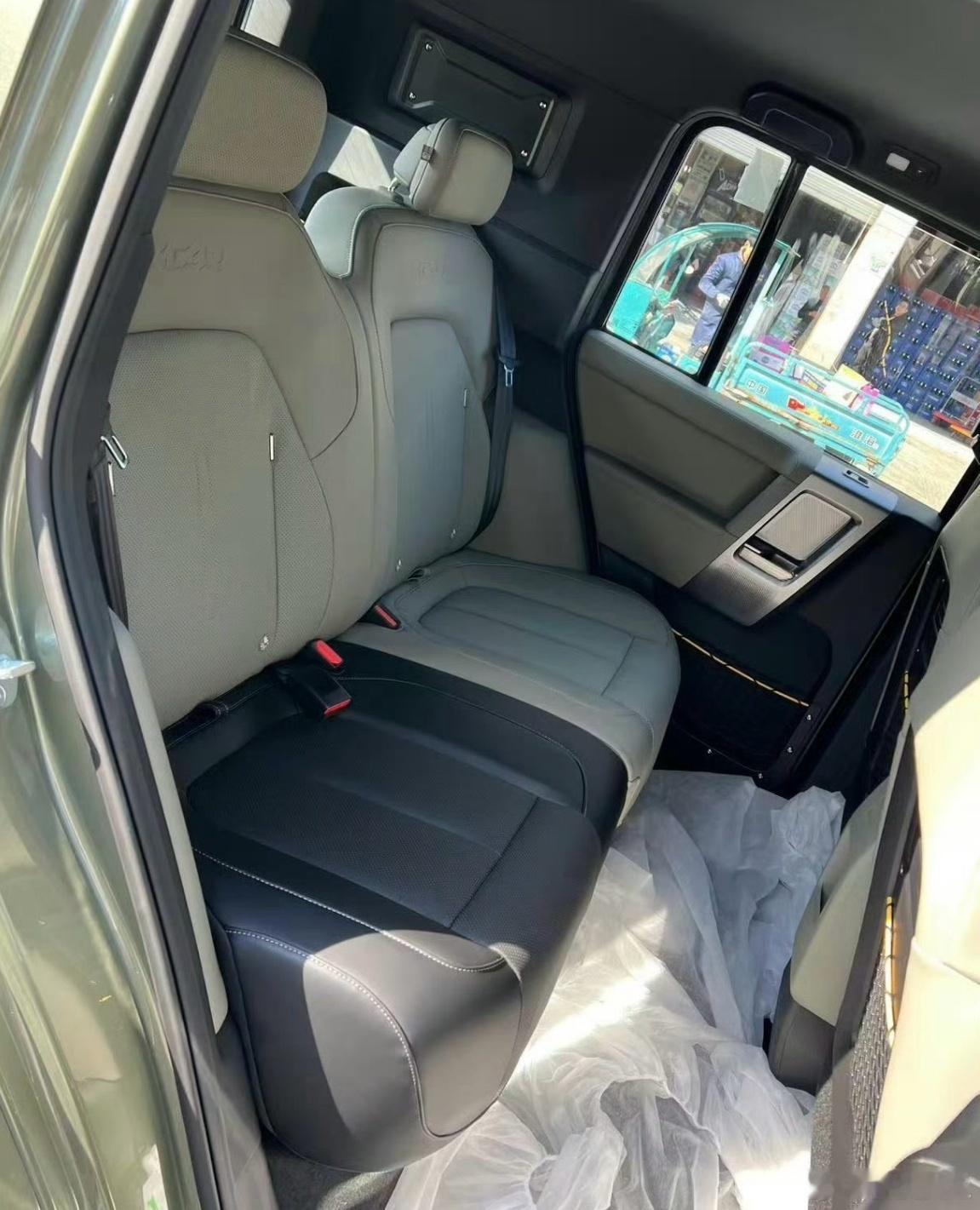 有车主提了辆iCAR V23，在准备上牌时才发现后排座椅竟然是拼色设计，哈哈，这