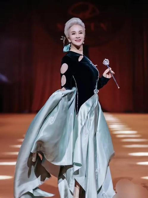 银发奶奶太飒了！两度瘫痪遭丈夫抛弃一夜白头，逆袭成超模惊艳全网
 
于书这辈子太