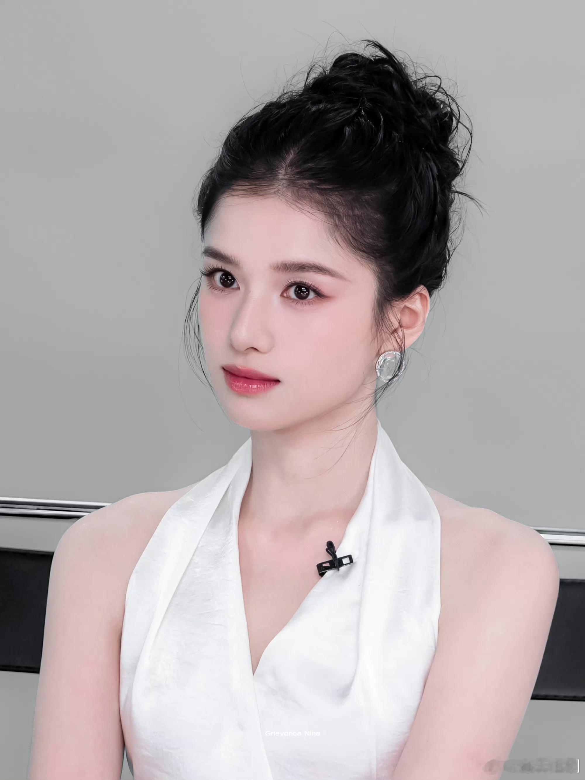 张婧仪珍珠拟人张婧仪一颗明媚明珠救命，这个造型把张婧仪身上那种温润感放大了。白衣