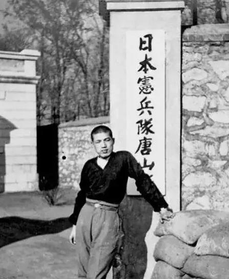1946年，国军将日本战犯鹤丸光吉押到了刑场，就在行刑关头，他突然转头，扯着嗓子