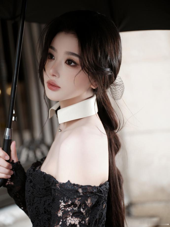 孔雪儿绝美肩颈线条孔雪儿冷艳黑裙造型一身黑裙氛围感拉满，精致肩颈线条格外亮眼，清
