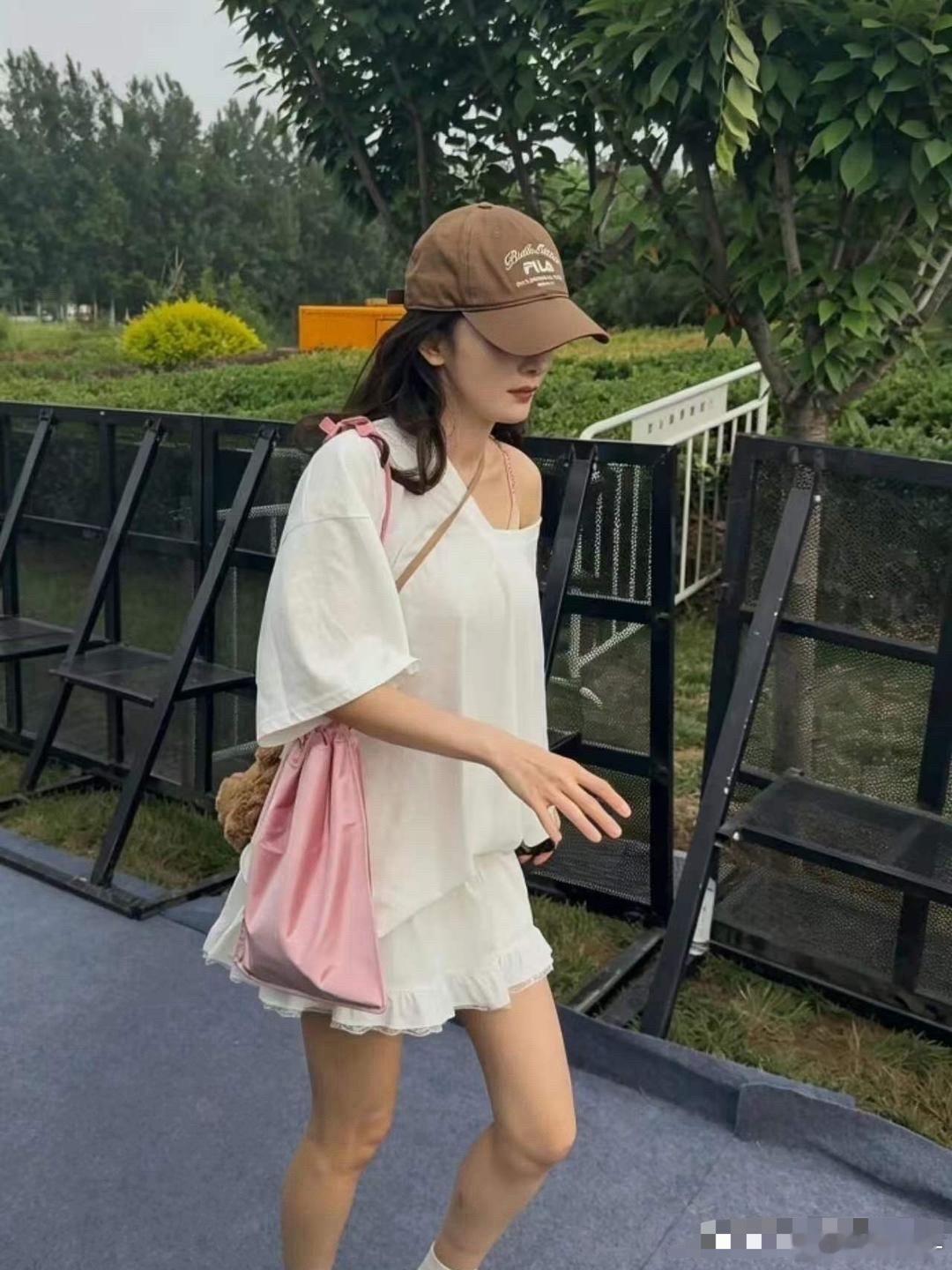 路人拍摄的杨幂，你们觉得好看吗 