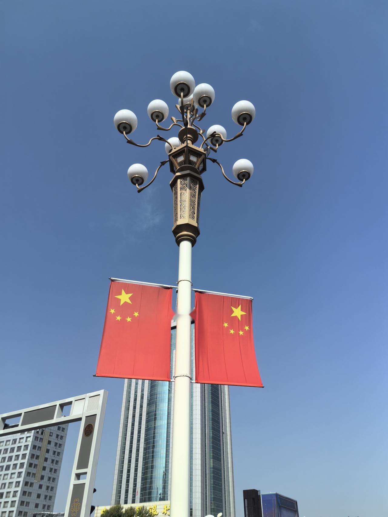 国庆漫步在太原迎泽大街上，风掠过时连衣角都裹着浓得化不开的喜庆气息。
沿街的路灯