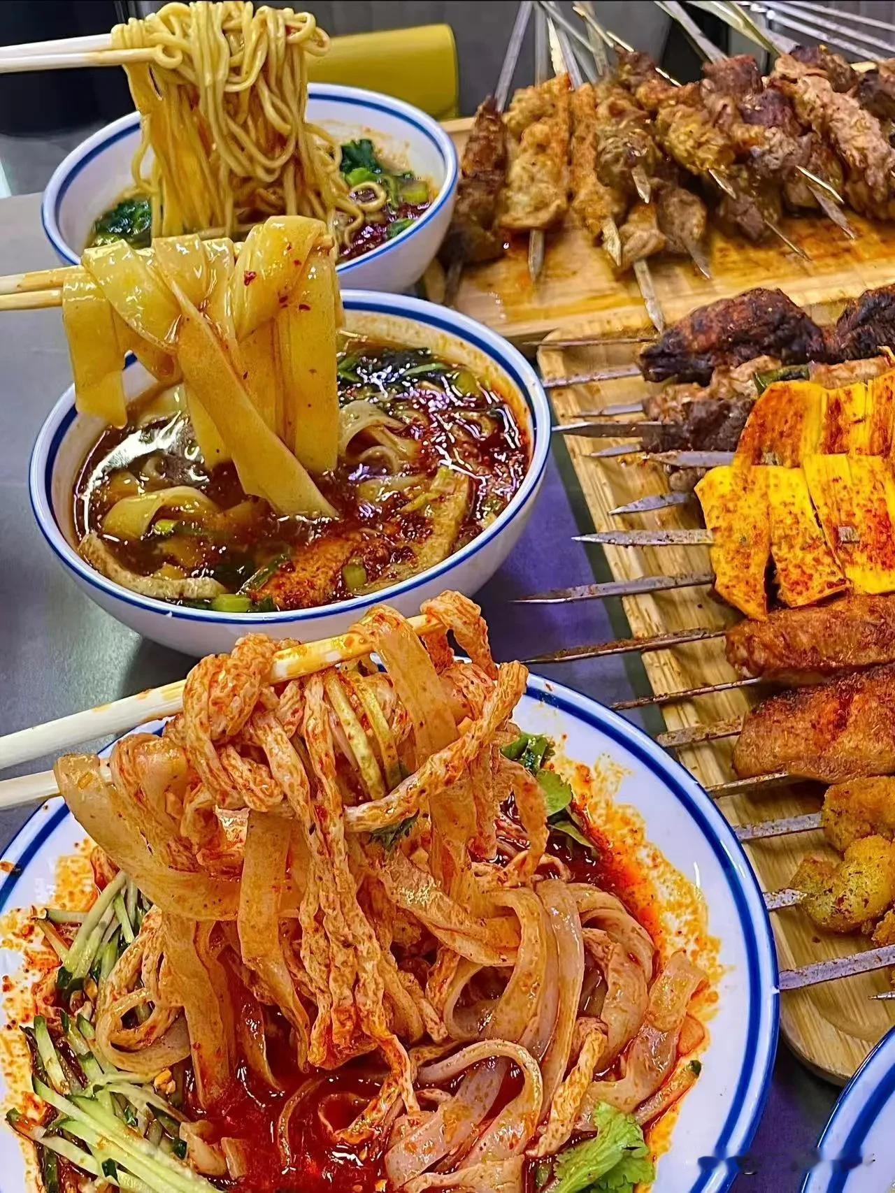 来新疆的100个理由·黄面配烤肉
在新疆美食版图上，黄面烤肉堪称“黄金CP”。筋
