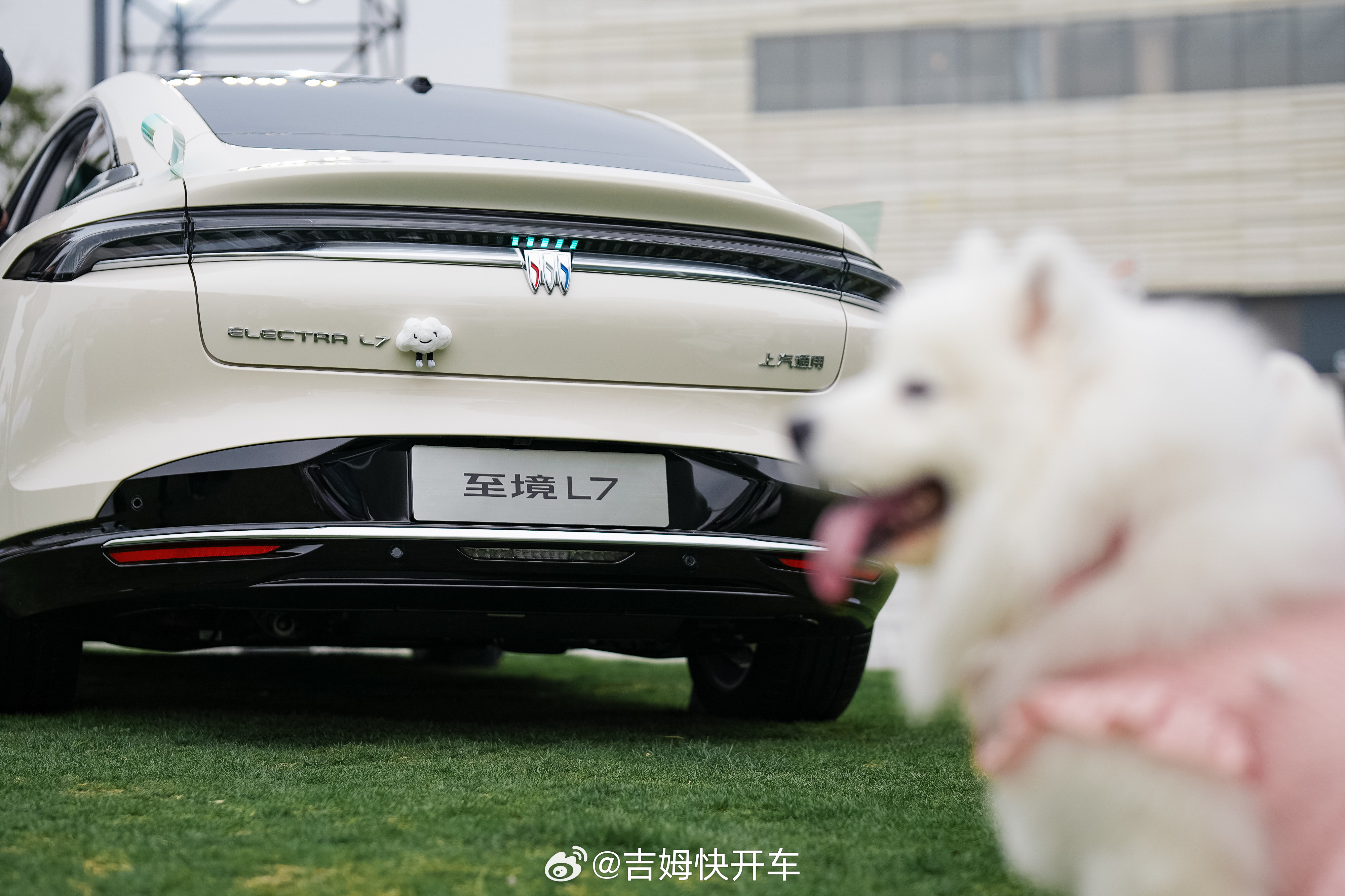 至境L7今晚也换新了，主打一个舒适升级。底盘预瞄有了，云感悬浮座椅这名字起的也不