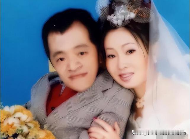 2002年，四川美女工程师不顾一切嫁给70厘米侏儒男，如今22年过去，她后悔了吗