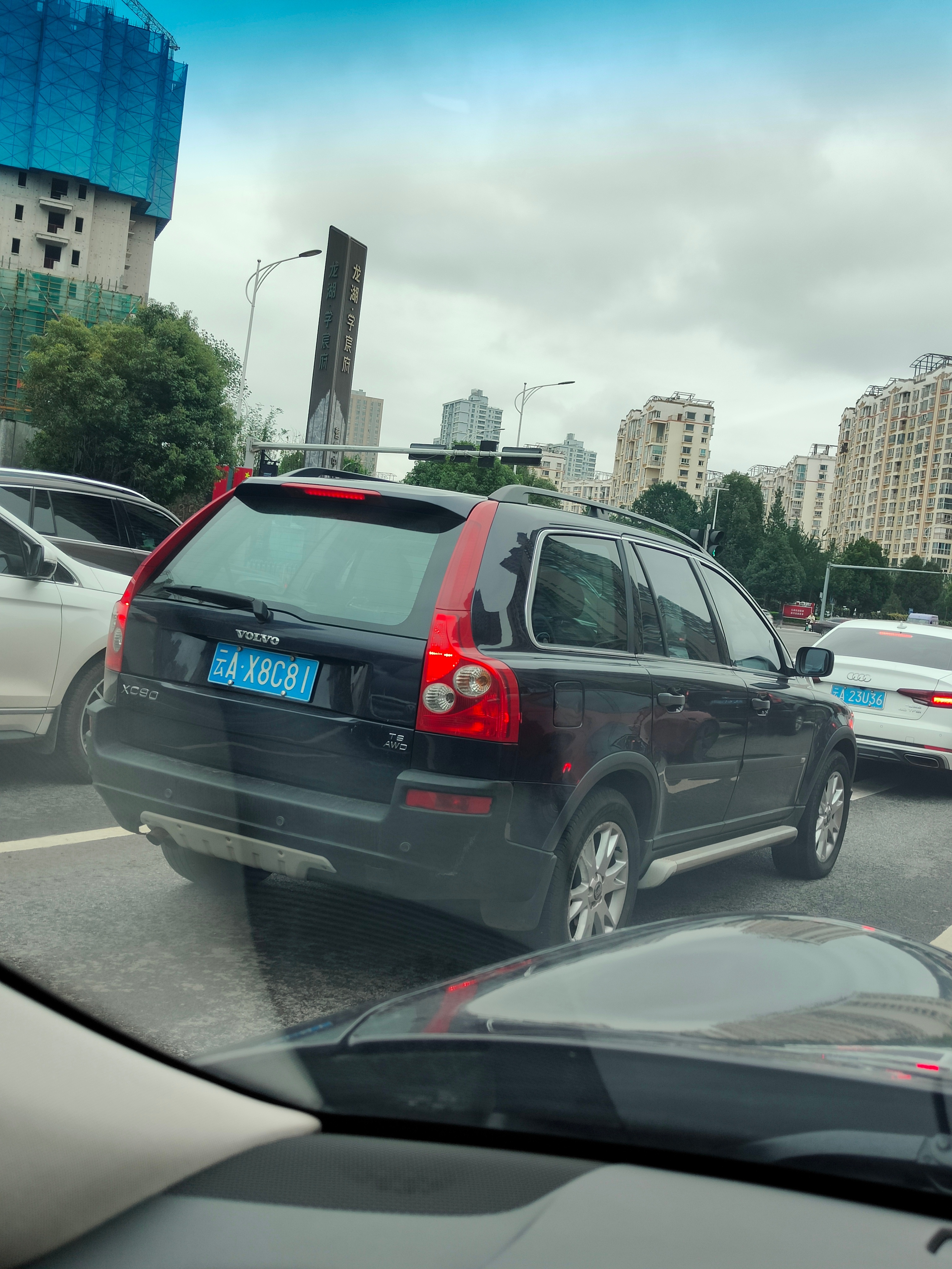 两个横置直列六缸布局的XC90，图1这个2.9双涡轮当时看到觉得好牛[赞][do