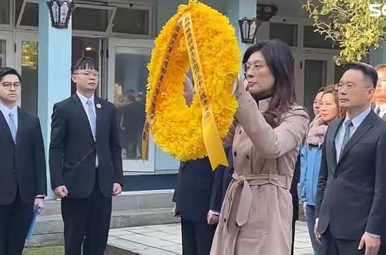 在蒋经国陵寝前，郑丽文教蒋万安怎么做人，示范如何坚定“中国人”立场！

郑丽文这