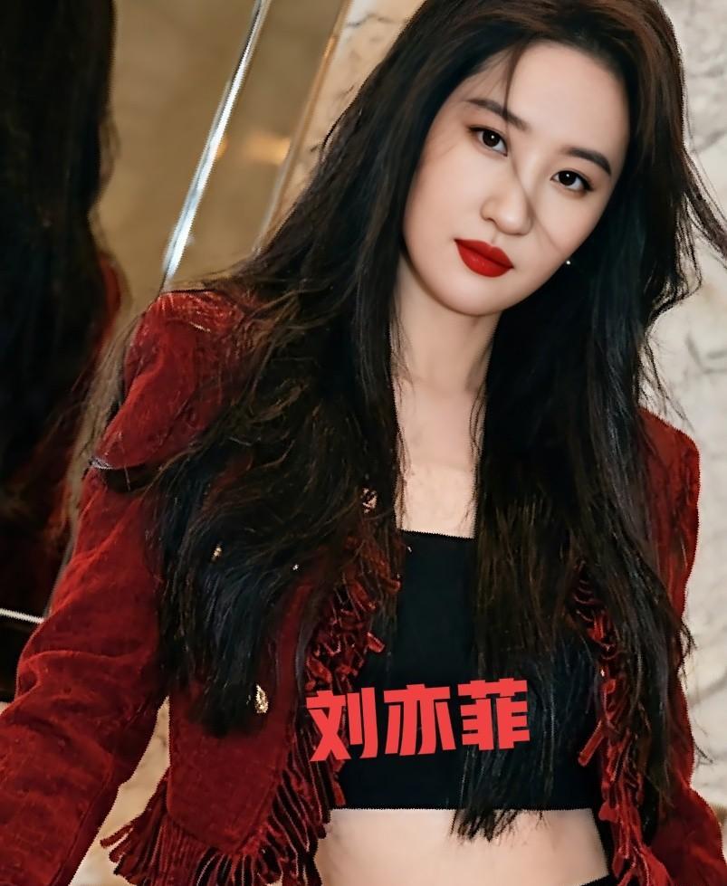 刘亦菲这身红裙一出，全网都炸了。
热搜刷屏，网友直呼“美得不像话”。
她穿的是V