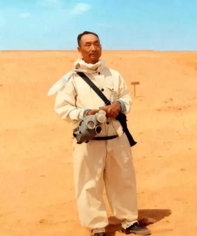 你看到这张照片上他的这身打扮你就知道，
他可不简单，
 他是1964年10月16
