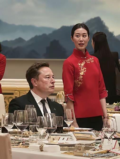 不懂就问，国宴上的服务员都会英语吧？
应该不会是普通服务员，学历应该都很高吧？