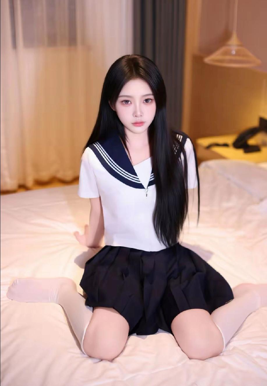 人心换人心，
换不来就死心。
谁对你真心，
谁对你虚情。
别掏心掏肺，
别卑微讨