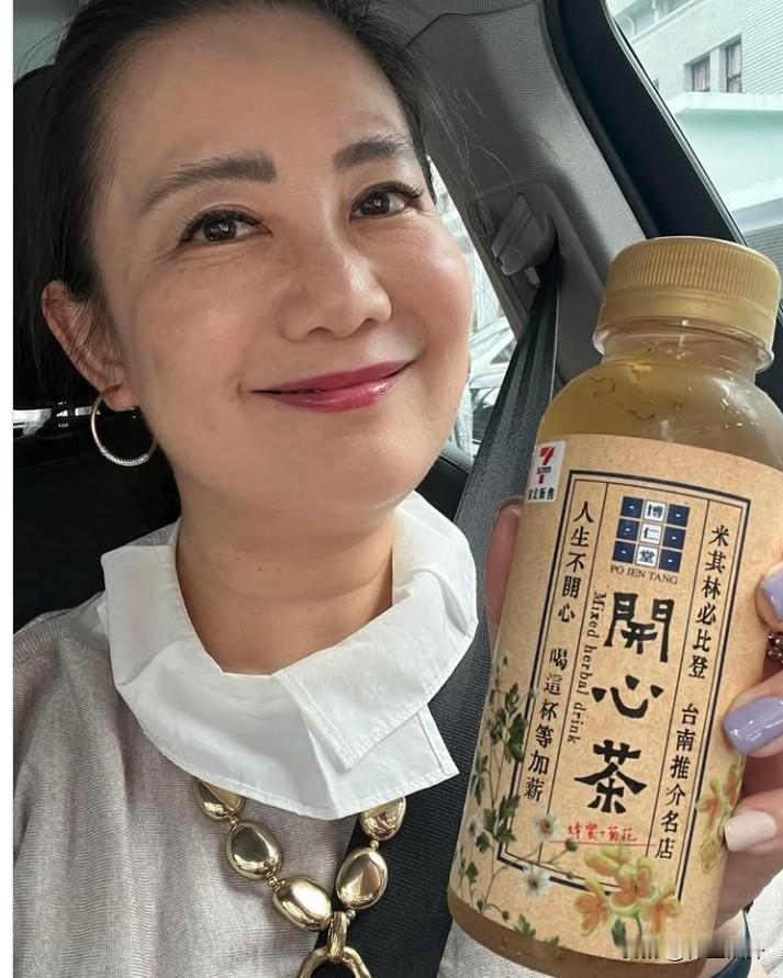 祝她生日快乐？
台湾当局采取了这种方式
就是宣布罢免她的人不合格
这个人就是吴思