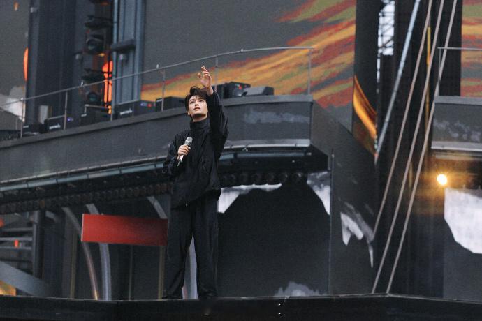 丁禹兮明晚正式舞台见  丁禹兮的跨年彩排碎片犹如夜空中闪烁的微光，虽然短暂又零碎