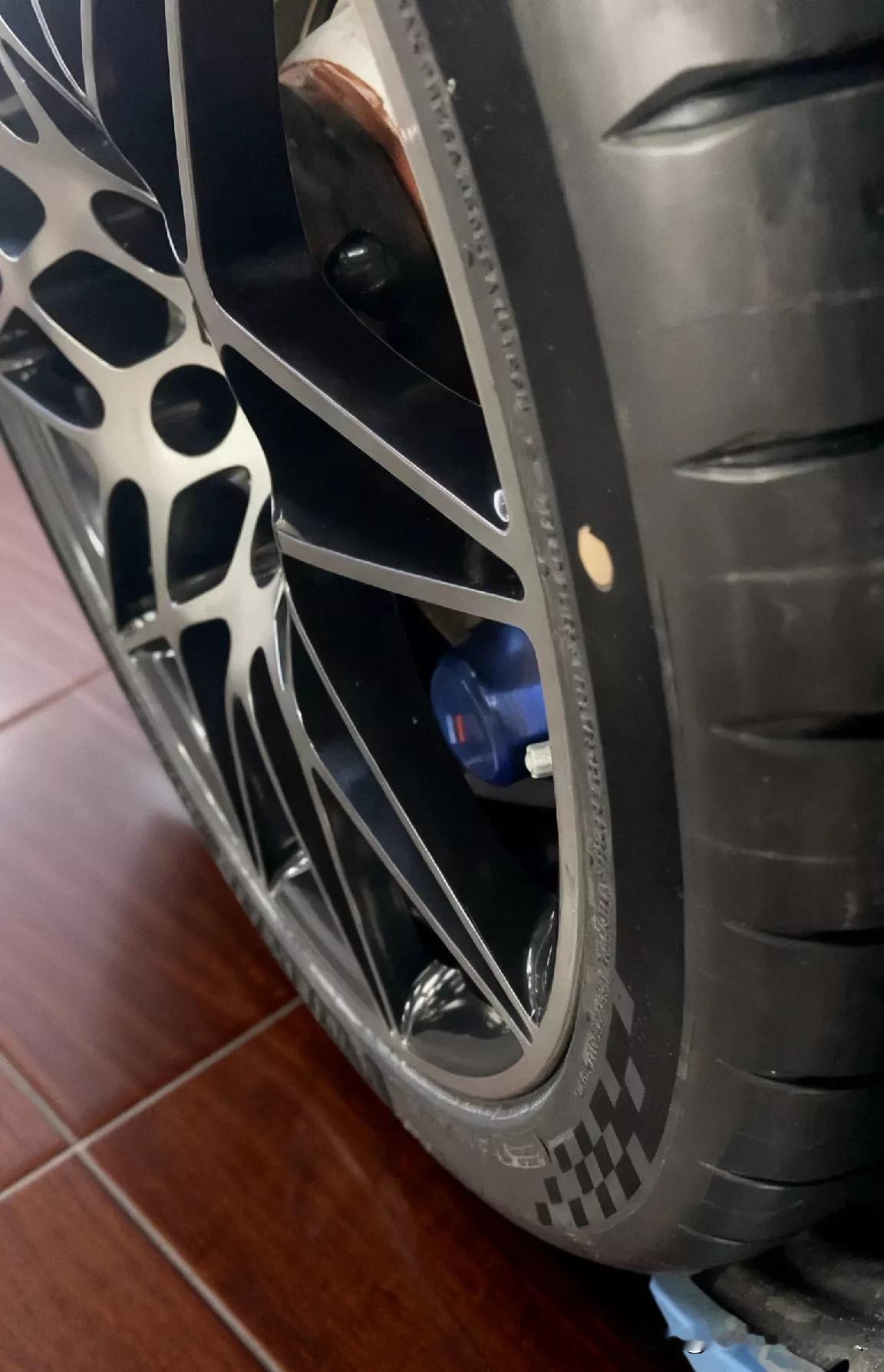 上月给车换后轮，选了295/30 R20的奔驰PSS5 MO胎，想着和285/3