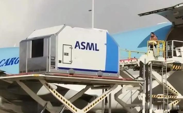 10月18日，ASML的闪崩，也带崩了其它芯片企业，ASML大跌4000亿，美日