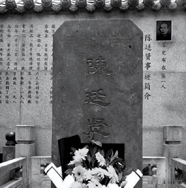 无名货郎冒死救3000红军！被全军铭记50年，卧病晚年才等来荣光
 
一个货郎带