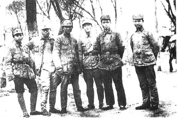 1939年春，罗荣桓(左二)和陈光(左三)、赵镈(左四)、张霖之(左五)、朱则民