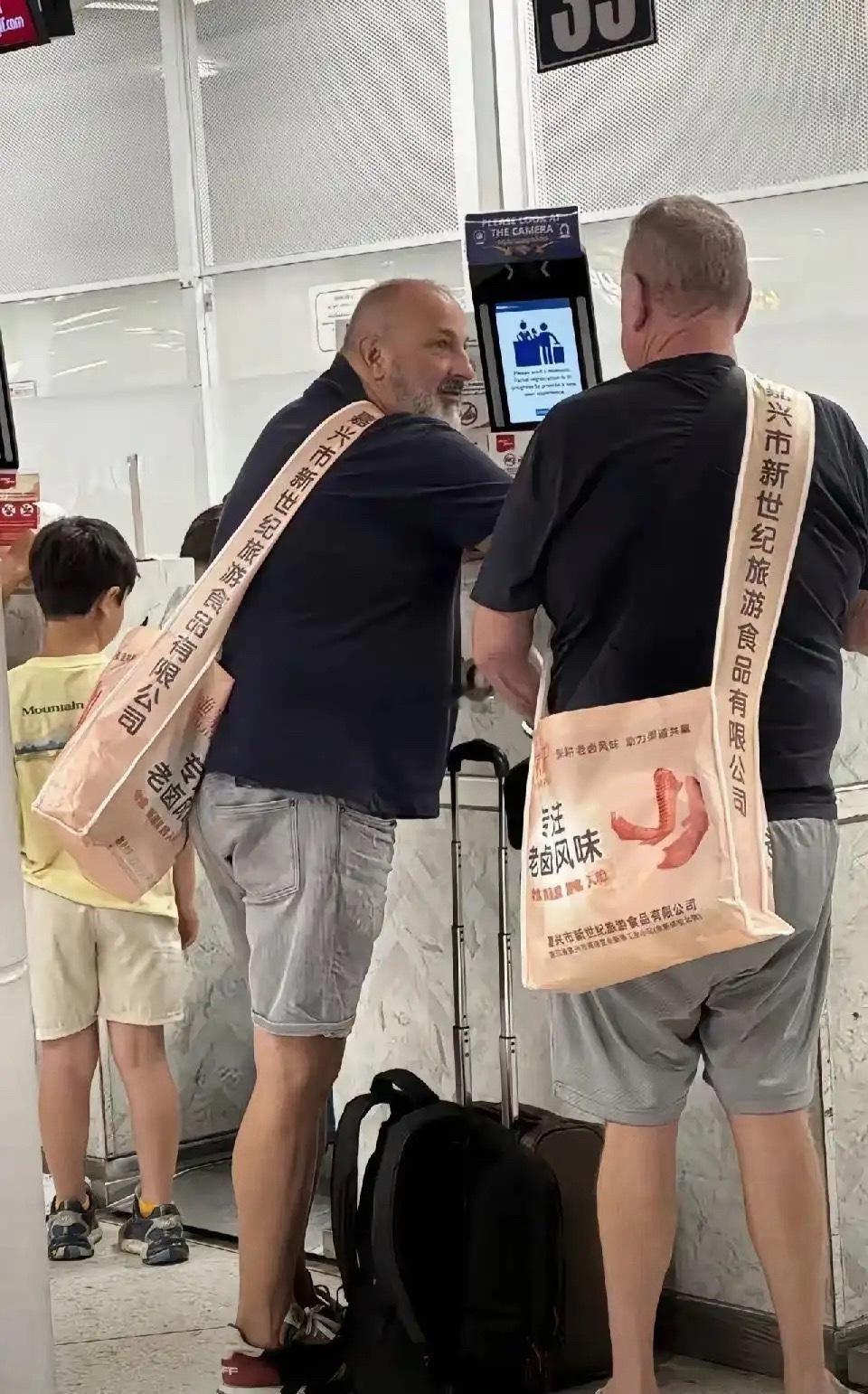 他俩知道自己背的包上面的中文是什么意思吗 ​​​