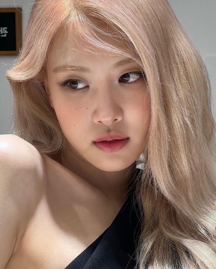 Rosé朴彩英  浅发真的太好看了