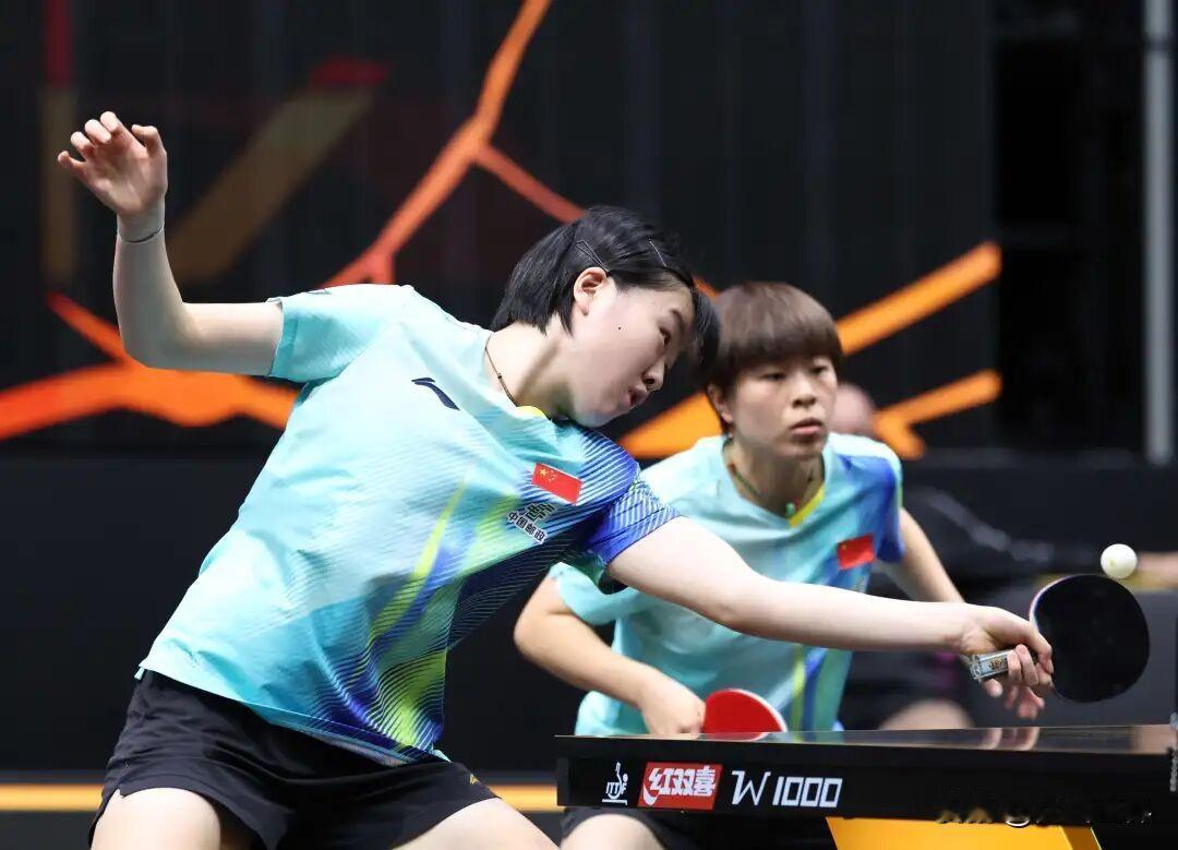 王艺迪/姜依依新搭档晋级双打八强！中国大滿贯女子双打八分之一决赛，国乒新组合王艺