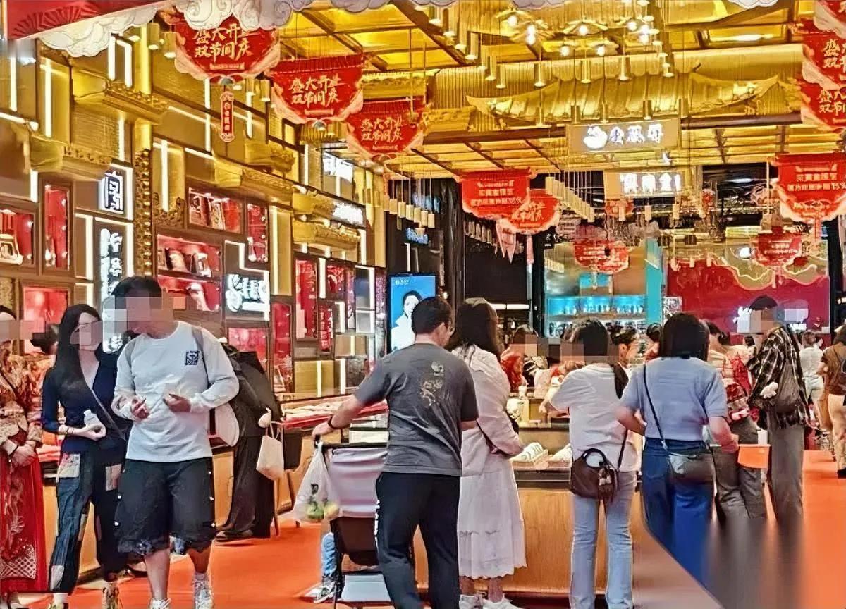 国庆刚过，发现3件怪事。

说好了“省着花”，结果8.88亿人挤着出游——总花费