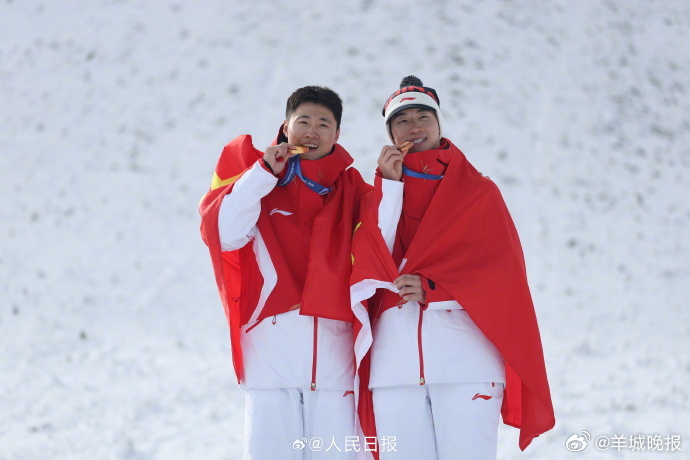 【为你们骄傲！#领奖台上两面中国国旗#】一金一铜，#王心迪李天马身披国旗#登上领