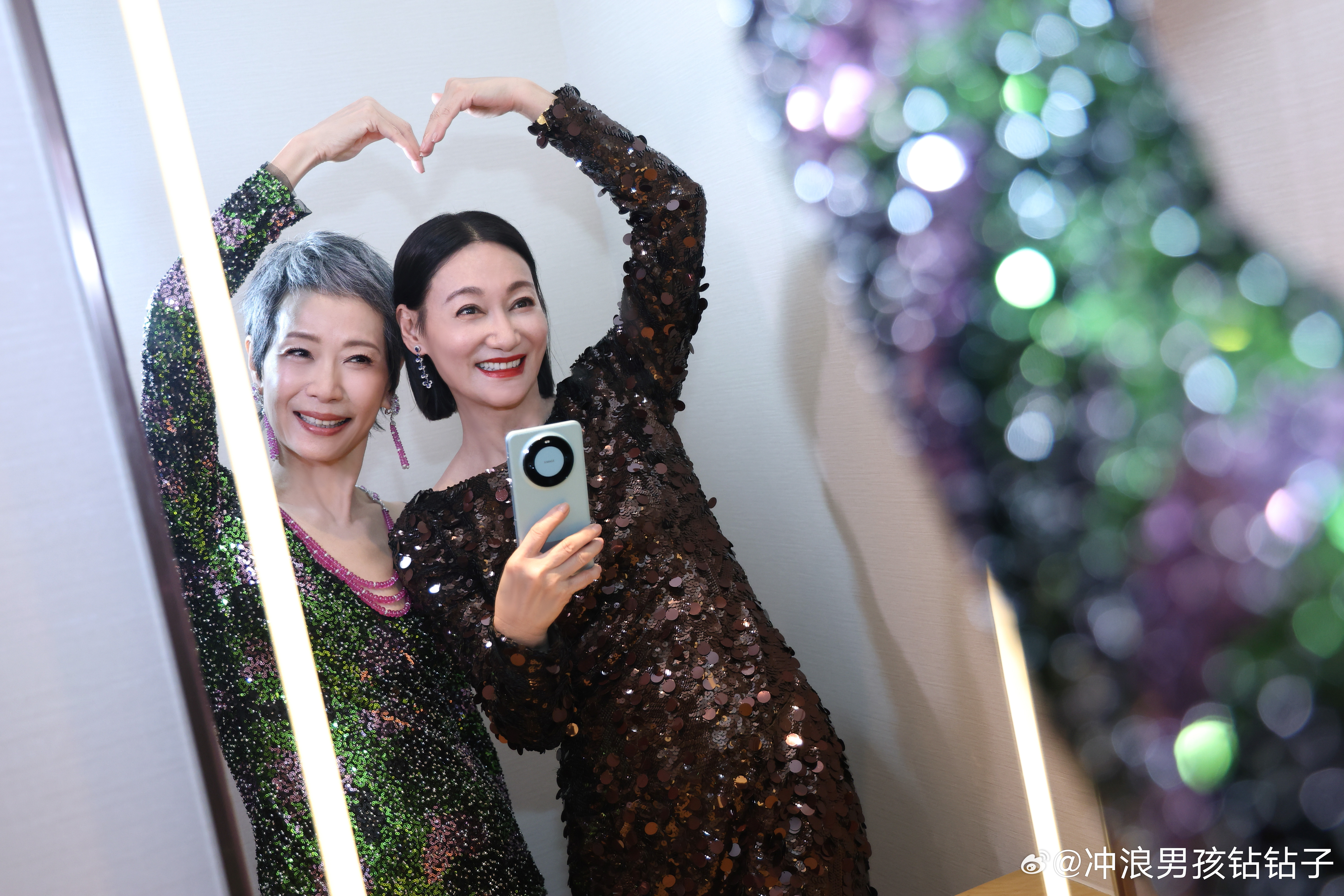 救命！！还有人没看过#惠英红叶童我爱你回忆杀#吗？！惠英红叶童合体比心真的超甜诶