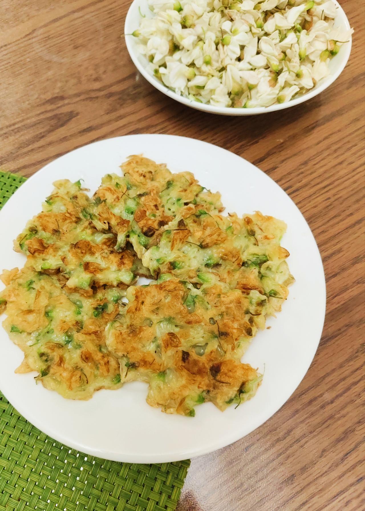 槐花飘香的季节，早餐换成“香煎槐花饼”，熬点“小米红枣栗子”，再拌个小凉菜，美美