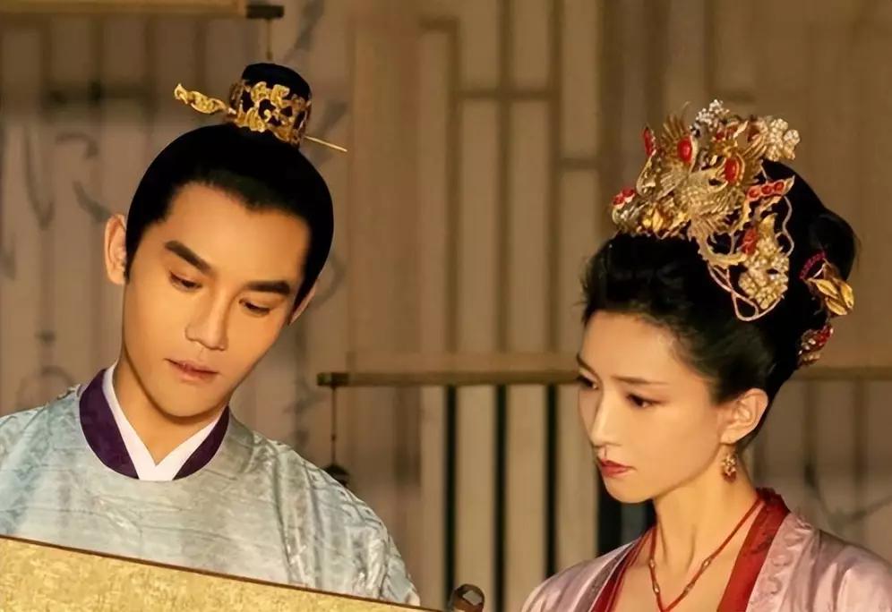 古代皇帝后宫佳丽众多，孩子数量确实不少。像康熙皇帝，有 35 个儿子、20 个女