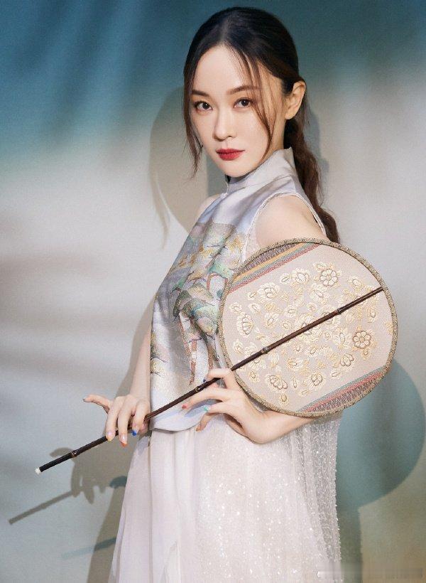 霍思燕瘦好多 机场图里她真的肉眼可见瘦了！之前合照里那种白白嫩嫩的肉感还觉得超可