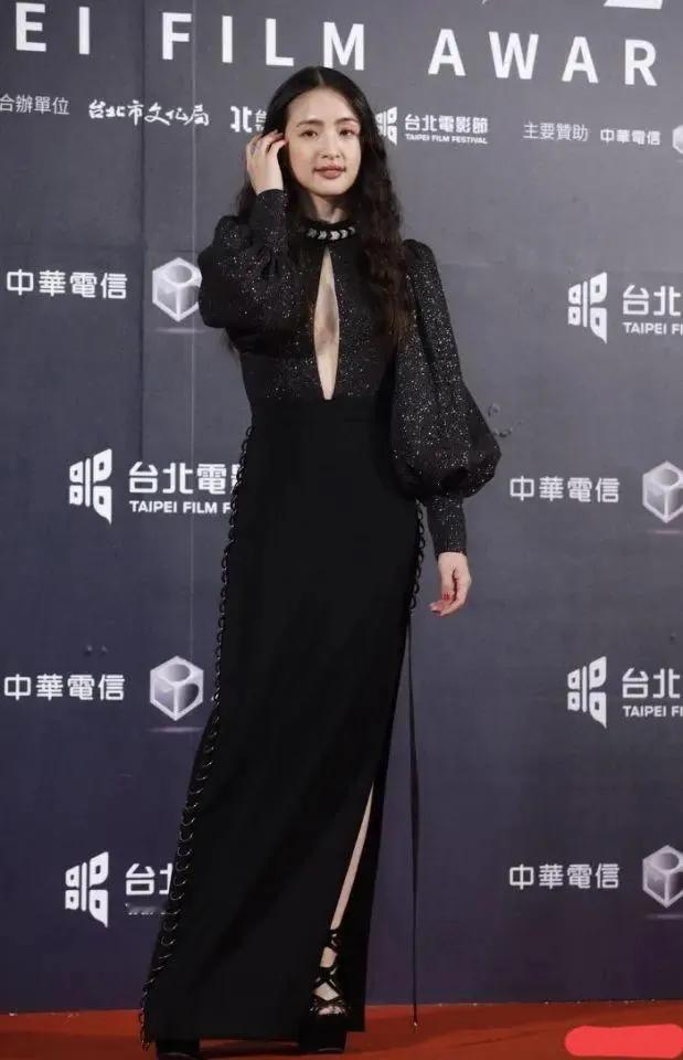 林依晨红毯亮相，一袭黑色高叉半身裙搭配同色系披肩外套的装扮，无疑是一场视觉的盛宴
