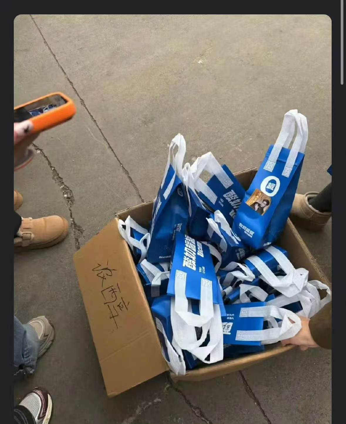 《金枝》开机，李一桐送粉丝的礼物和陈星旭送粉丝的礼物 