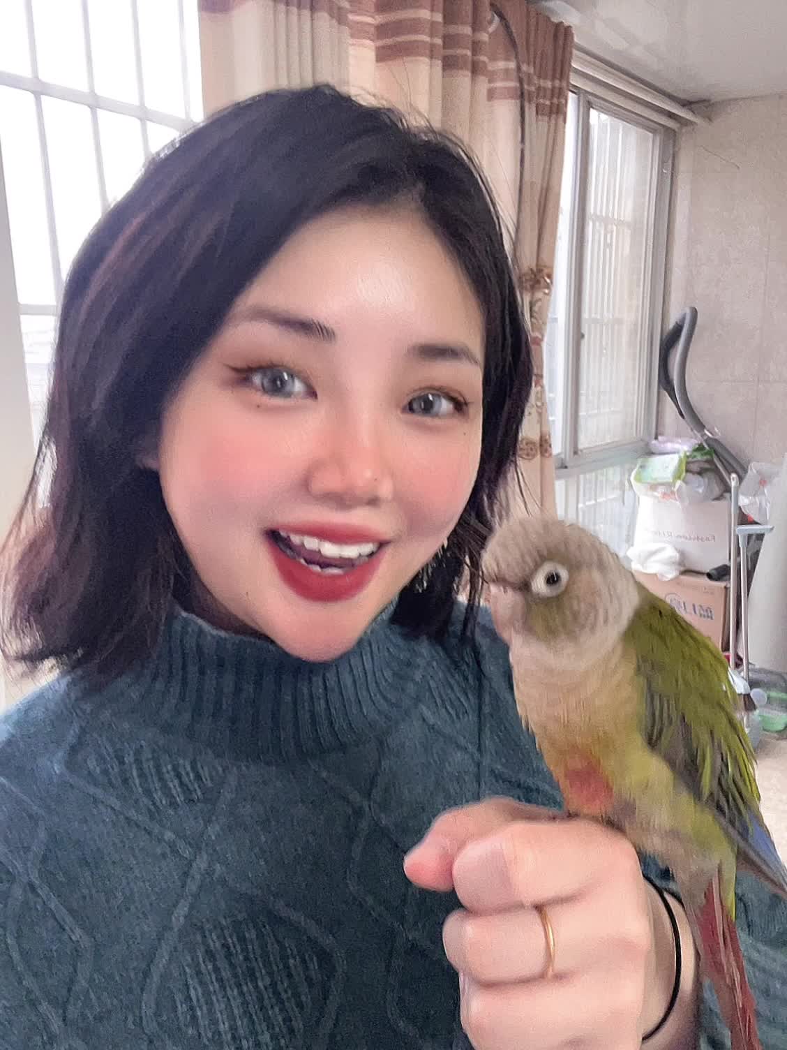 回村 没有同龄人 只能和它玩 原来小鸟还要穿尿不湿啊