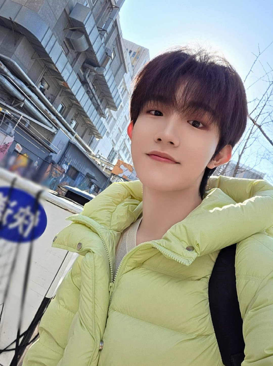 苏新皓绿色羽绒服自拍苏新皓穿着绿色羽绒服的小苏好元气！当天上午拍了下午就发了～实