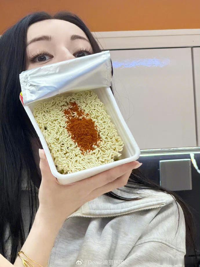 #我和迪丽热巴唯一的相同点# 我和迪丽热巴唯一的相同点:吃泡面 ​​​