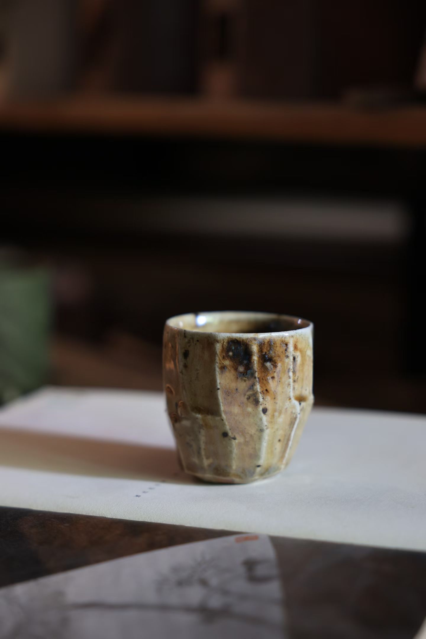 品茶赏器交友  年轻时不爱喝茶，嫌它苦。那时日子都是往前冲的，什么都要甜，要快，