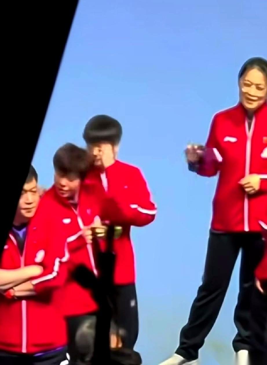 比赛刚打完，场馆里人声鼎沸，灯光把每个人的汗珠都照得清清楚楚。
孙颖莎从人群里挤