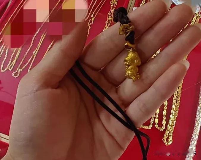 真是 意想不到

捡到的一个小挂件

也不知道真假

就留了下来

因为是空心的