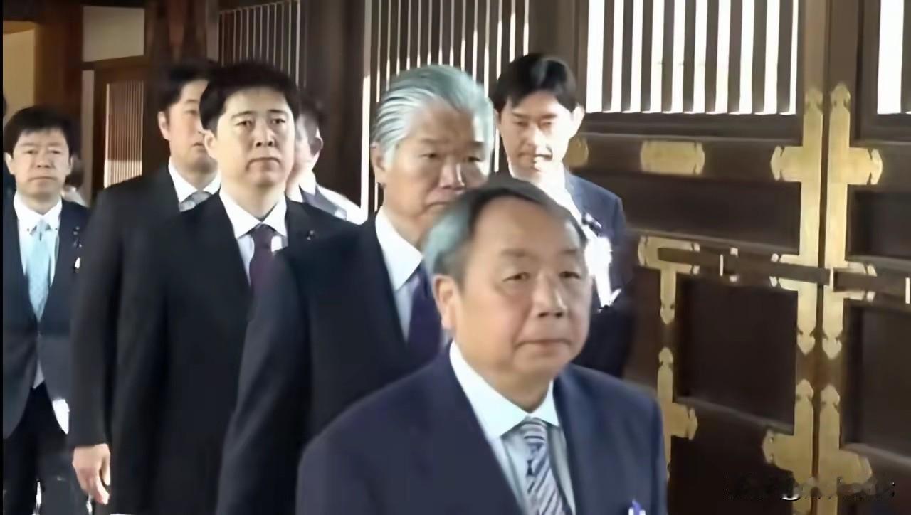 石平，就是妥妥的
现代版的秦桧，现代版的汪精卫。
主动参拜二战侵略战犯，
却不以