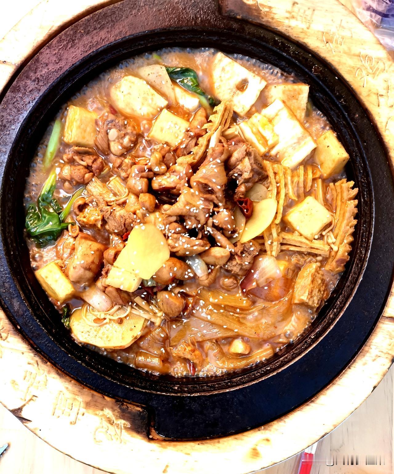 儿子要打牙祭，在抖省省上订的石公煲。
天气很热，却不能总是呆在家里，吹空调虽然很