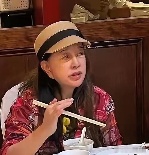 刘晓庆这一摔，真的摔出了毛病来，虽然能吃能喝，还能几个来回的游泳，但请不要忘记，