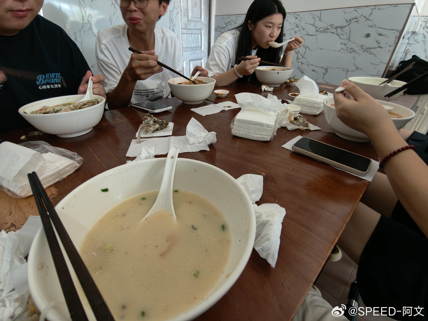 这种天气带她们出来觅食是需要很大的勇气的。 