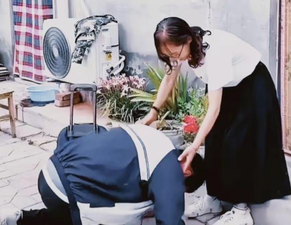 破防了！陕西男孩走到一位年轻女子面前，突然跪地，喊了一声“妈”，让女子瞬间泪目。