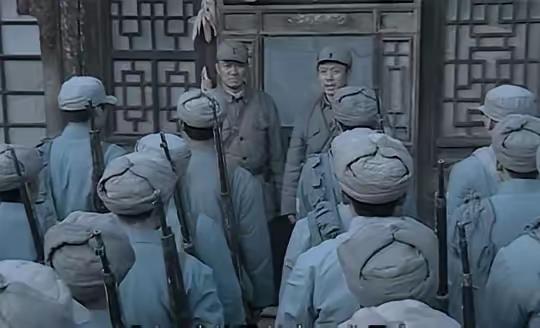 1944年，陕甘宁边区后勤部堆满了灰布军装，整整3万套，但这些衣服一件都发不出去