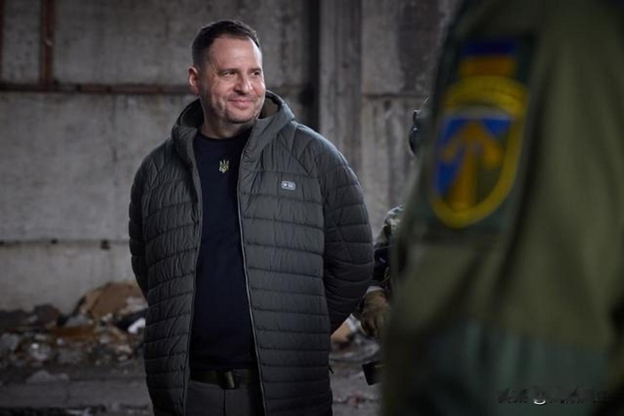 据乌媒消息，泽连斯基已将叶尔马克从国家安全与国防委员会和最高统帅部除名。相关法令