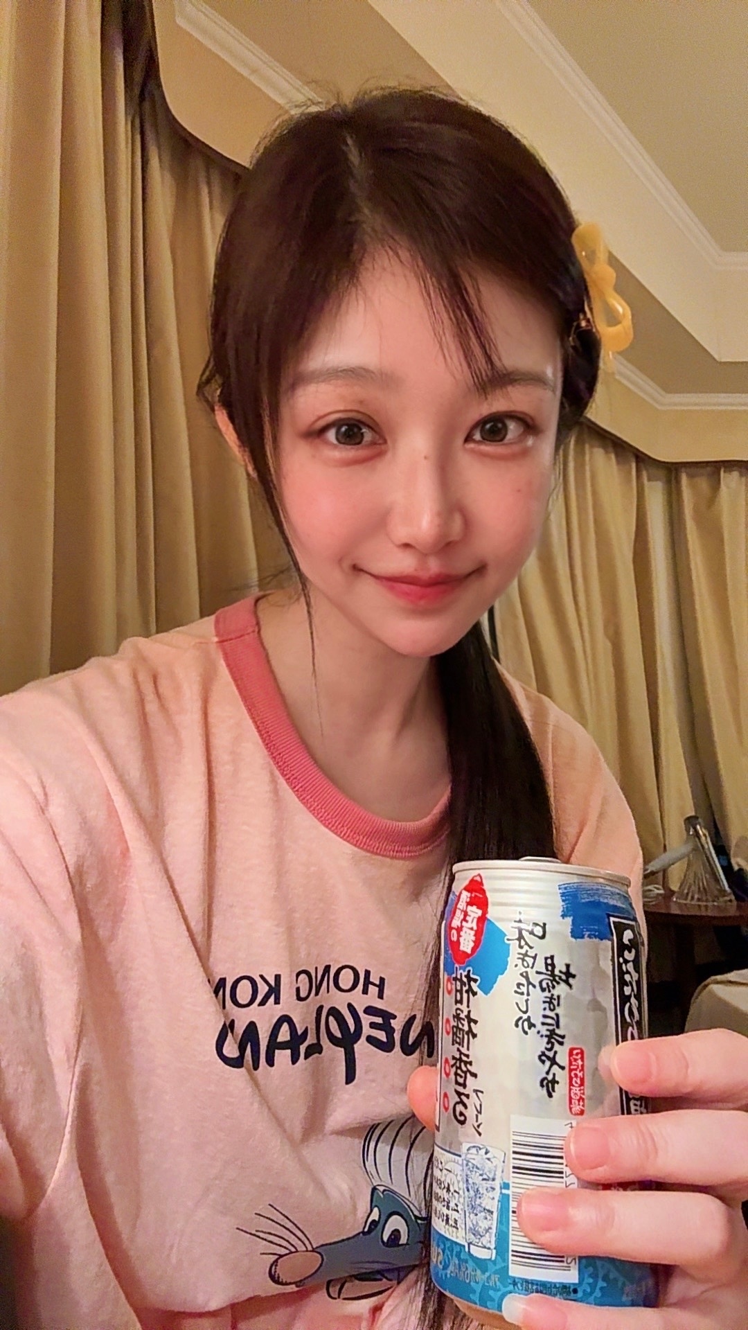 小酱就喝了两口酒就说味道很怪不如青岛啤酒好喝，两罐都被我喝了，晕乎乎的