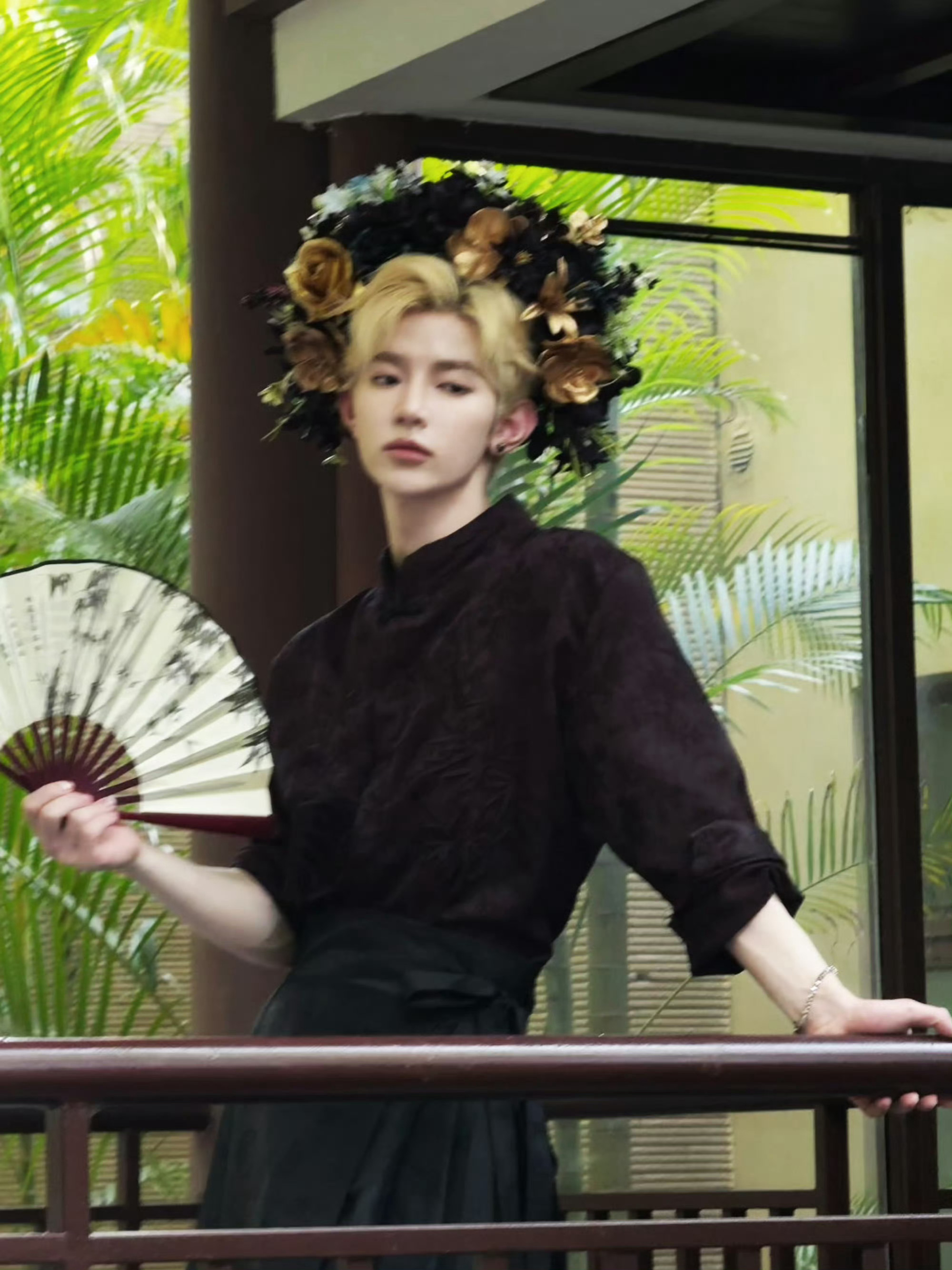 花衬人更俊，章昊的簪花造型将少年清隽与古典雅致融合得恰到好处！欢迎大家来了解这个