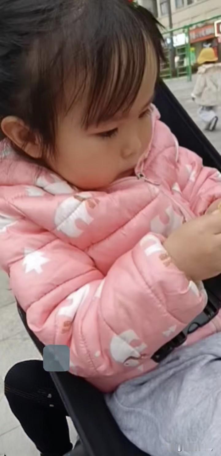 宝宝真暖心
刚才远在郑州特意给我打电话，说了大孙女李小铁几个暖心的话语和行为！